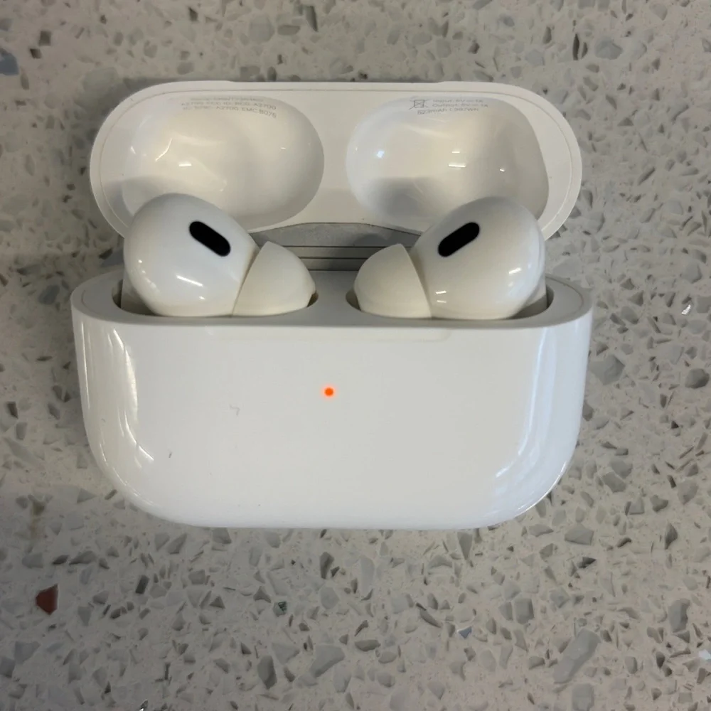 Apple AirPods Pro with White Charging Case. No scratches. Proctor case included